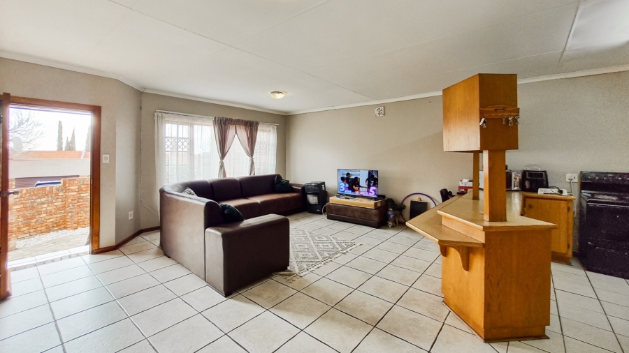 2 Bedroom Property for Sale in Langenhovenpark Free State